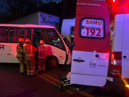 Acidente envolvendo micro-ônibus e caminhão deixa três feridos na BR-116