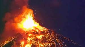 Aumenta actividad del volcán de Fuego en Guatemala y emite gases, ceniza y lava