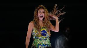 Shakira, aclamada reina de la música latina por dos millones de personas en la playa de Copacabana