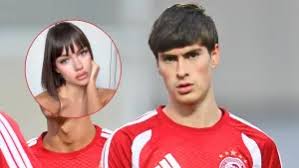 Famosa modelo e influencer posa con camiseta del Olympiacos y lanza coqueto guiño a la Hormiga González