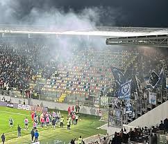 Petardo in campo in Frosinone-Pescara dal settore ospiti: caos in campo