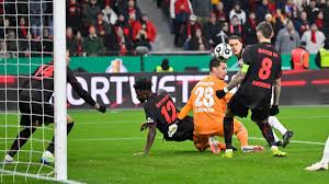 Aus dem Nichts! Leverkusen mit erster selbst herausgespielter Chance in Führung