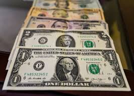 Precio del dólar sube tras alcanzar su valor más bajo en 18 meses