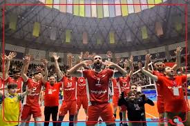 جشن هواداران و بازیکنان شهرداری ارومیه پس از پیروزی 3-1 برابر مس در هفته سوم لیگ والیبال