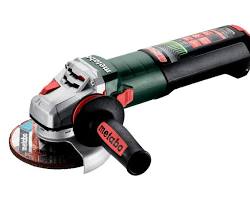 Imagen de Amoladora angular METABO WEVBA 20125 Quick BL en uso cortando metal