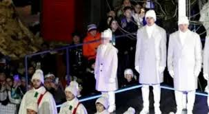 Bambino fatto scendere dal bus protagonista alla cerimonia d'apertura delle Olimpiadi: a Cortina per l'alzabandiera