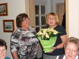 Die Vorsitzende Roswitha Bartling bedankt sich bei Renate Ruhnau ...