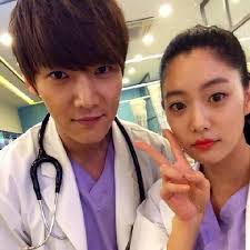 Clara and Choi Jin Hyuk snap a picture on the set of &#39;Emergency Couple&#39; - choi-jin-hyuk-clara_1396623427_af_org