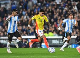 Diego Simeone declara su ardiente deseo por Cristian Romero, desatando una tormenta de fichajes en La Liga.