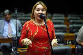 PF aponta que deputada do CE era 'articuladora política' de esquema de fraudes no INSS