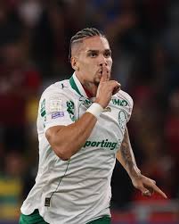 Paulinho tem lesão no tornozelo e volta a ser desfalque no Palmeiras