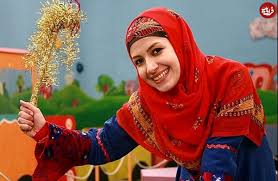 عکس؛ سفر به تاریخ؛ چهرۀ «ملیکا زارعی» (خاله شادونه) در نوجوانی در بین همکلاسی‌هایش