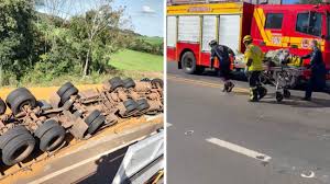 Mulher morre soterrada por carga após caminhão sair da pista e capotar na BR-282 em SC