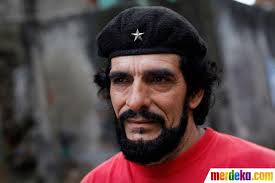 Humberto Lopez seorang pria (54) asal Venezuela memiliki wajah yang mirip dengan tokoh pejuang revolusi ... - 039che-guevara039-bangkit-kembali-di-venezuela-001-debby