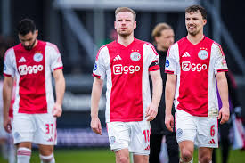 Ajax verslikt zich steeds weer in ploegen uit rechterrijtje: 16 verliespunten