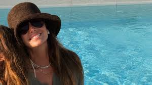 Aos 15 anos, filhas gêmeas de Giovanna Antonelli curtem dia de sol com a mãe em refúgio paradisíaco
