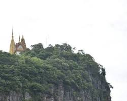 Image of Phnom Sampov mountain with its temples and caves