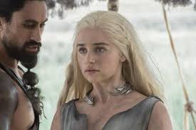 Emilia Clarke relembra hemorragias durante 'Game of Thrones': 'Achei que fosse morrer'