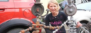 Lüdenscheiderin Sandra Knoblauch macht Kunst aus Autoteilen | WAZ.