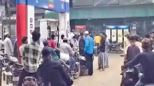 US-Israel-Iran tensions: Petrol pumps in city witness heavy rush