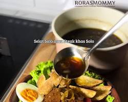 Gambar Sepiring Selat Solo dengan isian lengkap dan kuah yang menggugah selera