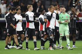 Liverpool vs. Frankfurt: Alineaciones Confirmadas y Sorpresas en Champions