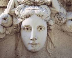 İzmir Arkeoloji Müzesi heykel ve eserler dış mekan resmi