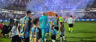 La cargada de Gremio a Inter luego de eliminarlo de la Copa de Brasil que incluyó un vals de 15