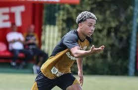 Pedro Ferreira celebra primeiras chances pelo São Paulo no ano e destaca sequência positiva