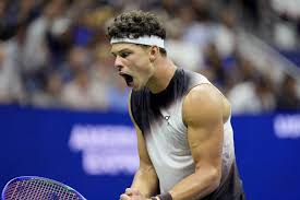 Le tenant du titre prend la porte : Shelton remporte face à Alcaraz le match le plus tardif de l'histoire de l'US Open au super tie-break pour rejoindre les demi-finales — L'Équipe
