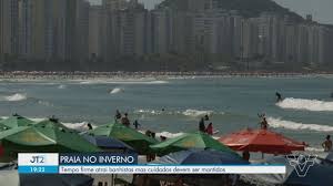 Sol e calor no inverno atraem banhistas às praias do litoral de SP