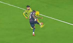 Tribunal O JOGO | Penálti por assinalar por braço na bola de Leonardo Rivas?