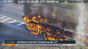 Ônibus pega fogo parcialmente durante trajeto em Curitiba