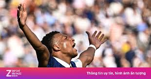 Mbappe menyusul Messi saat Prancis melaju ke babak 16 besar.