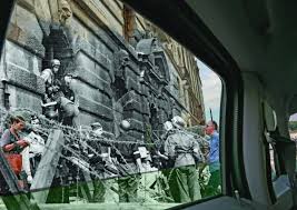 Znalezione obrazy dla zapytania Marcin Dziedzic fotografie współczesnej Warszawy ze zdjęciami z czasów Powstania Warszawskiego.