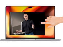 Steve Jobs destrozó las laptops con pantalla táctil para anunciar el iPad. 16 años después, Apple ya tiene la suya