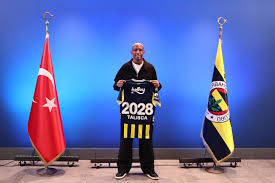 Alvo de clubes brasileiros, Talisca confirma conversas, mas renova com Fenerbahçe: "Mais dois anos"