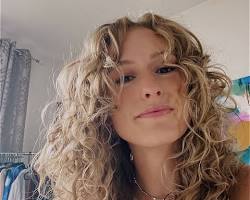 Image de Long Curly Hair with Curtain Bangs