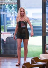 Valeria Marini sta male, allarme al Grande Fratello Vip: “Dobbiamo disinfettare tutto”