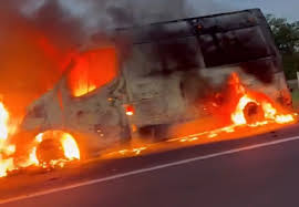 Motorista retirou pacientes antes de ambulância ser destruída pelo fogo