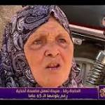 بالفيديو.. سيدة تعمل ماسحة أحذية