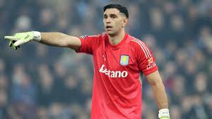 La marca que alcanzó Dibu Martínez con el Aston Villa en la derrota ante el Fulham por la Premier League