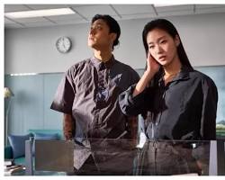 Image of adegan dalam film Exhuma (2024) yang menunjukkan Choi Minsik dan Kim Goeun