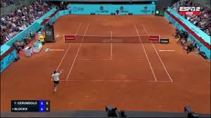 Francisco Cerúndolo rompió una raqueta después de perder un set