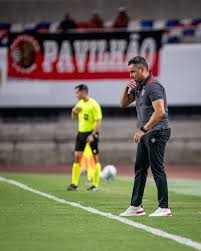 Jair Ventura lamenta falta de eficiência do Vitória e sai em defesa de Lucas Arcanjo após derrota para o Remo