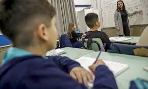 Governo decretou o fechamento de todas as escolas no dia 18/05: não haverá aulas no ensino fundamental e médio neste país