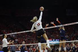 No. 2 Nebraska volleyball defeats Illinois in fourth straight sweep