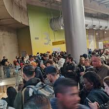 Linha 4-Amarela opera com lentidão e estações lotadas por problema elétrico