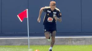 Neymar treina pela primeira vez no campo com a Seleção na Copa