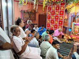 संकट मोचन हनुमान मंदिर में संगीतमय भजन कार्यक्रम में भक्ति के रस में डूबे श्रद्धालु